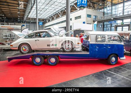 Porsche 911 auf einem VW Bus T1 Autotransporter aus den 60er Jahren beim VW Bus Festival 2023 Stockfoto