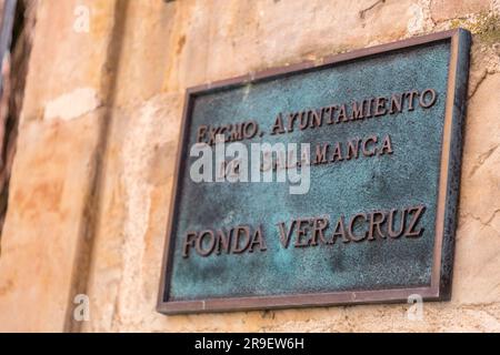 Salamanca, Spanien – 20. FEBRUAR 2022: Bronzeschild von Fonda Veracruz, Stadt Salamanca, Spanien. Stockfoto
