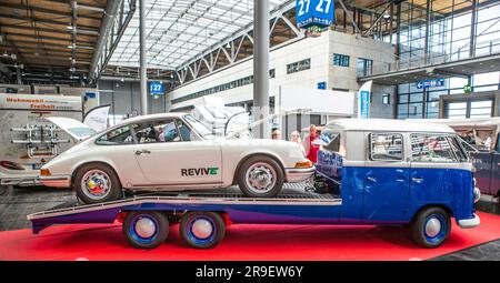 Porsche 911 auf einem VW Bus T1 Autotransporter aus den 60er Jahren beim VW Bus Festival 2023 Stockfoto