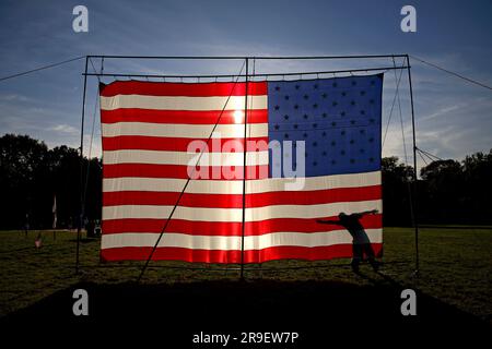 2008. Eine amerikanische Flagge, die am Memorial Day in der Nähe des Vietnam war Veterans Memorial in der Mall angebracht wurde. Washington D.C. USA. Stockfoto