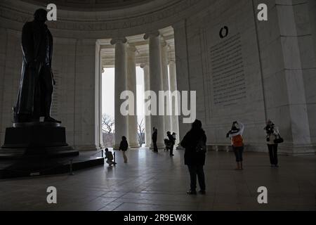 Touristen, die das Jefferson Memorial besuchen. Thomas Jefferson war von 1801 bis 1809 der dritte Präsident der Vereinigten Staaten. Washington DC, USA Stockfoto