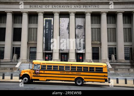 Ein Schulbus parkte vor dem Bureau of Engraving and Printing. Washington DC, USA. Stockfoto