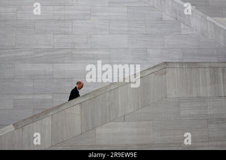 Ein Besucher des Ostflügels der National Gallery of Art. Washington, D.C. USA Stockfoto