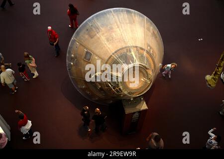 Besucher des National Air and Space Museum, das eine Raumkapsel der Apollo 11-Mission umgibt. Washington, DC, USA Stockfoto