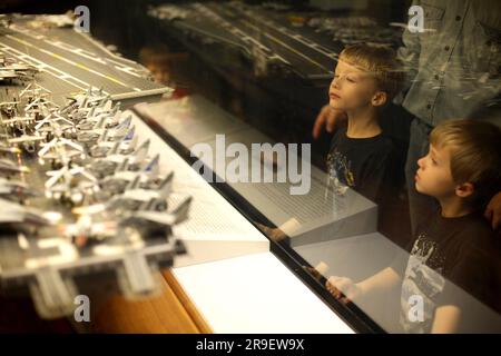 Kinder besuchen das nationale Luft- und Raumfahrtmuseum und beobachten eine Reproduktion eines Flugzeugträgers. Washington DC, USA. Stockfoto