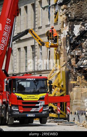 Paris, Frankreich, 26. Juni 2023. Die Wiederaufnahme der Suche nach dem Professor verschwand bei der Explosion des Gebäudes des 5. Arrondissement in Paris, Frankreich, am 26. Juni 2023. Die Explosion verursachte den Zusammenbruch des Gebäudes, in dem sich die Paris American Academy befindet, eine private Design- und Modeschule, die bei Austauschschülern aus den USA beliebt ist. Foto von Karim Ait Adhjedjou/ABACAPRESS.COM Kredit: Abaca Press/Alamy Live News Stockfoto