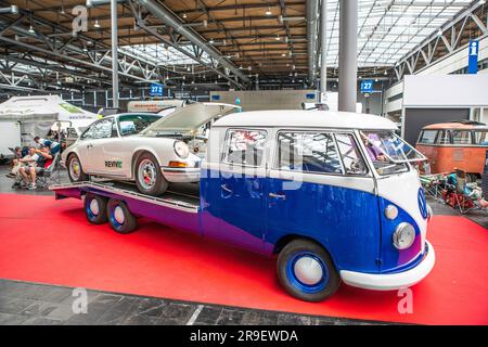 Porsche 911 auf einem VW Bus T1 Autotransporter aus den 60er Jahren beim VW Bus Festival 2023 Stockfoto