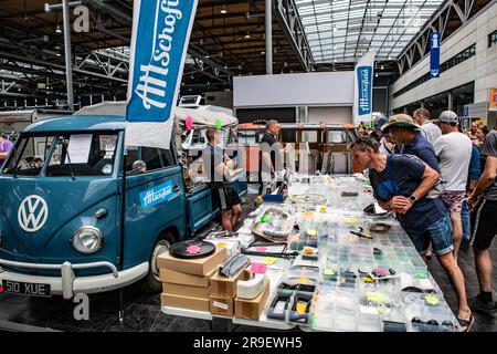 VW Bus Festival 2023 Besucherandrang in der Halle mit Teilemarkt Stockfoto