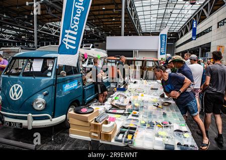 VW Bus Festival 2023 Besucherandrang in der Halle mit Teilemarkt Stockfoto