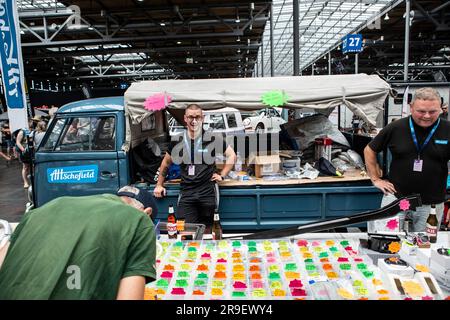 VW Bus Festival 2023 Besucherandrang in der Halle mit Teilemarkt Stockfoto