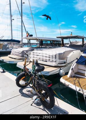 Den Yachthafen und den Hafen von Fuengirola an der Costa del Sol in Südspanien Stockfoto