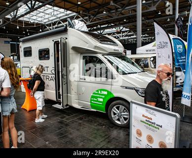 VW Bus Festival 2023 Besucherandrang in der Halle mit Teilemarkt Stockfoto