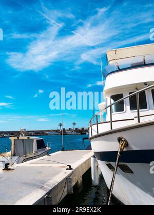 Den Yachthafen und den Hafen von Fuengirola an der Costa del Sol in Südspanien Stockfoto