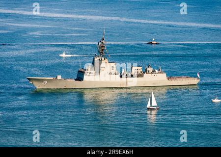 San Diego, Kalifornien – Nov. 17 2018: Royal Australian Navy Destroyer HMAS Hobart DDG 39 fährt ein Jahr nach der Inbetriebnahme im September 2017 in den Hafen von San Diego. Stockfoto