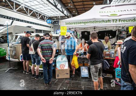 VW Bus Festival 2023 Besucherandrang in der Halle mit Teilemarkt Stockfoto