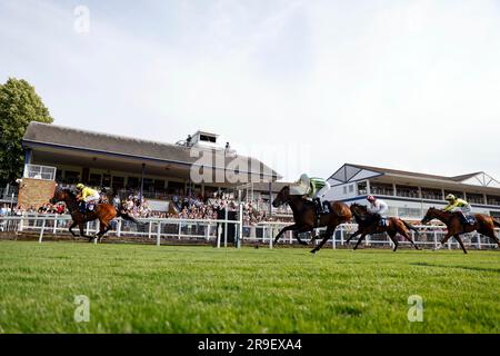 Garden Route von Jockey Tom Marquand auf dem Weg zum Gewinn der Download Fitzdares for Free Race Streaming Novice Stakes auf der Windsor Racecourse. Foto: Montag, 26. Juni 2023. Stockfoto