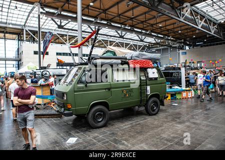 VW Bus Festival 2023 Besucherandrang in der Halle mit Teilemarkt Stockfoto