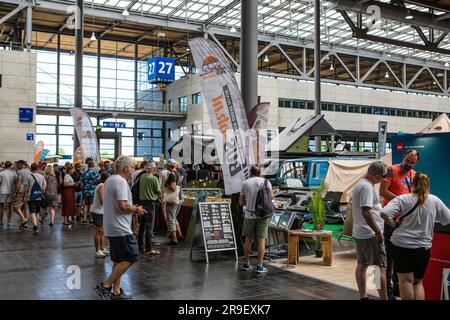 VW Bus Festival 2023 Besucherandrang in der Halle mit Teilemarkt Stockfoto