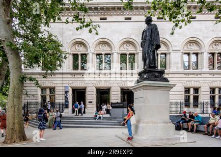 Besucher des neuen Eingangs und Vorhofs der National Portrait Gallery nach einem dreijährigen Renovierungsprogramm von Jamie Fobert Architects, London, Großbritannien. Das Projekt wurde mit dem RIBA London Award 2024 und dem RIBA National Award 2024 ausgezeichnet und erhielt die Shortlist für den RIBA Stirling Prize. Stockfoto