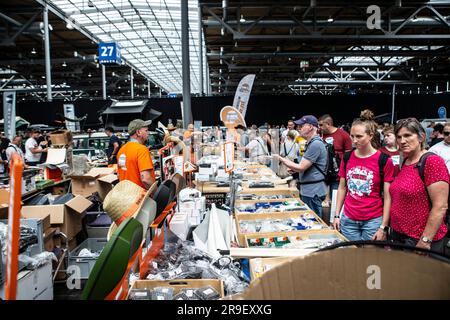 VW Bus Festival 2023 Besucherandrang in der Halle mit Teilemarkt Stockfoto