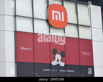 Xiaomi CIVI 3 Smartphone Zusammenarbeit mit Disney 100. Anniversary Store Fensterdesign Außenansicht Stockfoto