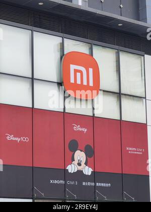 Xiaomi CIVI 3 Smartphone Zusammenarbeit mit Disney 100. Anniversary Store Fensterdesign Außenansicht Stockfoto