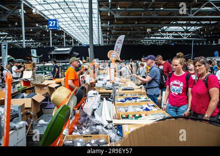 VW Bus Festival 2023 Besucherandrang in der Halle mit Teilemarkt Stockfoto