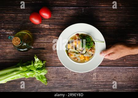 Top-down-Shot von gesundem veganem Minestrone mit Süßkartoffeln, Sellerie, Tomaten und Bohnen. Gesunde Ernährung. Veganes Diätkonzept. Stockfoto