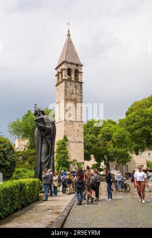 Split, Kroatien - Mai 12. 2023. Glockenturm Saint Arnir in Split, Kroatien. Einst ein Benediktinerkloster, heute ist nur noch der Glockenturm aus dem 17. Jahrhundert übrig Stockfoto