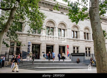 Besucher des neuen Eingangs und Vorhofs der National Portrait Gallery nach einem dreijährigen Renovierungsprogramm von Jamie Fobert Architects, London, Großbritannien. Das Projekt wurde mit dem RIBA London Award 2024 und dem RIBA National Award 2024 ausgezeichnet und erhielt die Shortlist für den RIBA Stirling Prize. Stockfoto