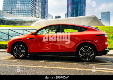 Ein XPeng G6 Performance SUV vor dem Guangzhou Opera House, Guangzhou, Provinz Guangdong, China. Stockfoto
