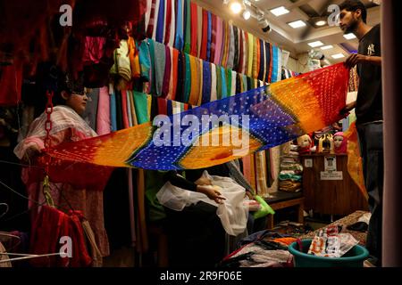 Srinagar Kaschmir, Indien. 26. Juni 2023. Vor dem Eid-Al-Adha-Festival in Srinagar kaufen die Leute im Bekleidungsgeschäft ein. Muslime auf der ganzen Welt feiern Eid-Al-Adha, indem sie Vieh wie Kamele, Schafe, Ziegen und Kühe schlachten, um der Hingabe des Propheten Abraham an Allah Tribut zu zollen. Am 26. Juni 2023 in Srinagar Kaschmir, Indien. (Kreditbild: © Firdous Nazir/Eyepix via ZUMA Press Wire) NUR REDAKTIONELLE VERWENDUNG! Nicht für den kommerziellen GEBRAUCH! Stockfoto