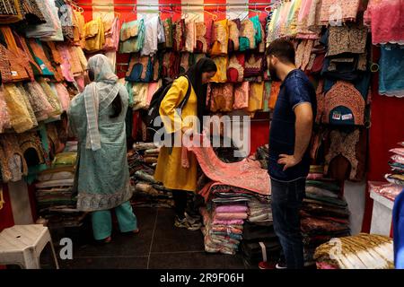 Srinagar Kaschmir, Indien. 26. Juni 2023. Vor dem Eid-Al-Adha-Festival in Srinagar kaufen die Leute im Bekleidungsgeschäft ein. Muslime auf der ganzen Welt feiern Eid-Al-Adha, indem sie Vieh wie Kamele, Schafe, Ziegen und Kühe schlachten, um der Hingabe des Propheten Abraham an Allah Tribut zu zollen. Am 26. Juni 2023 in Srinagar Kaschmir, Indien. (Kreditbild: © Firdous Nazir/Eyepix via ZUMA Press Wire) NUR REDAKTIONELLE VERWENDUNG! Nicht für den kommerziellen GEBRAUCH! Stockfoto