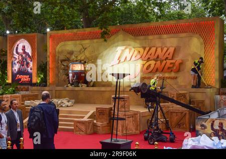 London, Großbritannien. 26. Juni 2023 Vorbereitungen für den roten Teppich vor der Premiere von Indiana Jones und dem „Dial of Destiny“ am Leicester Square. Stockfoto