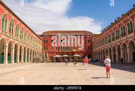 Split, Kroatien - Mai 12. 2023. Das historische Trg Republike - Platz der Republik - im Zentrum von Split, Kroatien. Auch bekannt als prokurativ Stockfoto