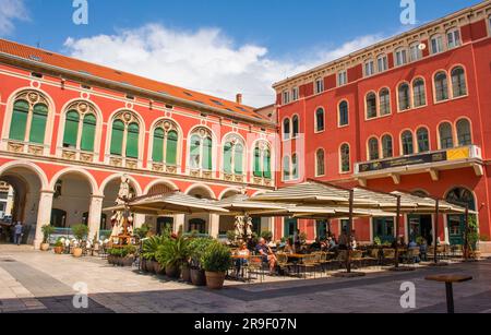 Split, Kroatien - Mai 12. 2023. Das historische Trg Republike - Platz der Republik - im Zentrum von Split, Kroatien. Auch bekannt als prokurativ Stockfoto