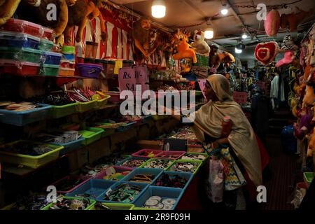 Srinagar Kaschmir, Indien. 26. Juni 2023. Eine Frau aus Kashmiri kauft auf einem Markt vor dem Eid-Al-Adha Festival in Srinagar ein. Muslime auf der ganzen Welt feiern Eid-Al-Adha, indem sie Vieh wie Kamele, Schafe, Ziegen und Kühe schlachten, um der Hingabe des Propheten Abraham an Allah Tribut zu zollen. Am 26. Juni 2023 in Srinagar Kaschmir, Indien. (Kreditbild: © Firdous Nazir/Eyepix via ZUMA Press Wire) NUR REDAKTIONELLE VERWENDUNG! Nicht für den kommerziellen GEBRAUCH! Stockfoto