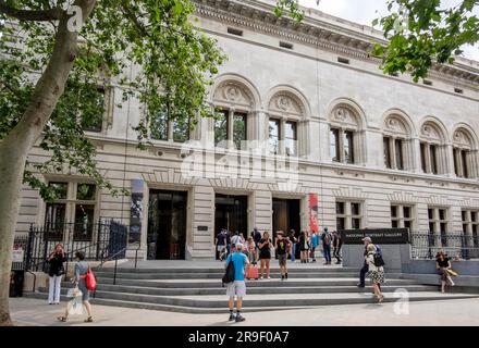 Besucher des neuen Eingangs und Vorhofs der National Portrait Gallery nach einem dreijährigen Renovierungsprogramm von Jamie Fobert Architects, London, Großbritannien. Das Projekt wurde mit dem RIBA London Award 2024 und dem RIBA National Award 2024 ausgezeichnet und erhielt die Shortlist für den RIBA Stirling Prize. Stockfoto