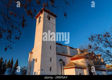 Kirche San Nicolas am Platz Mirador del San Nicolas in Albaicin, Granada, Spanien. Stockfoto