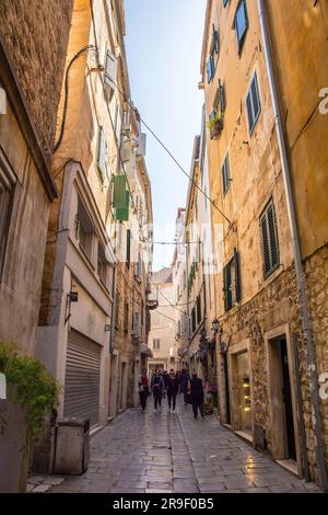 Split, Kroatien - Mai 12. 2023. Eine historische Straße im Zentrum von Split, Kroatien Stockfoto