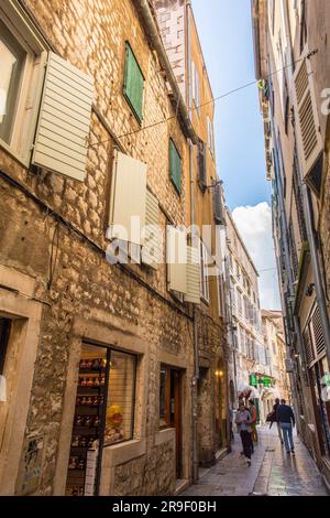 Split, Kroatien - Mai 12. 2023. Eine historische Straße im Zentrum von Split, Kroatien Stockfoto