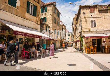 Split, Kroatien - Mai 12. 2023. Eine historische Straße im Zentrum von Split, Kroatien Stockfoto