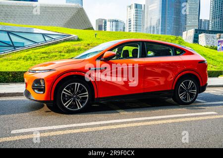 Ein XPeng G6 Performance SUV vor dem Guangzhou Opera House, Guangzhou, Provinz Guangdong, China. Stockfoto