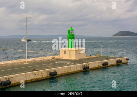 Ein kleiner Leuchtturm im Hafen der historischen Küstenstadt Split in Dalmatien, Kroatien Stockfoto