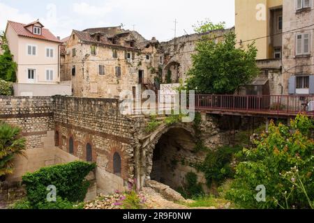 Split, Kroatien - Mai 12. 2023. Die Überreste des Triclinium, ein achteckiger Speisesaal, im Diokletianpalast in Split, Kroatien Stockfoto