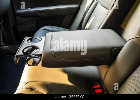 Die Getränkehalter in der Armlehne auf dem Rücksitz eines Elektroautos des XPeng G6 Performance SUV auf einer Probefahrt in Guangzhou, Provinz Guangdong, China. Stockfoto