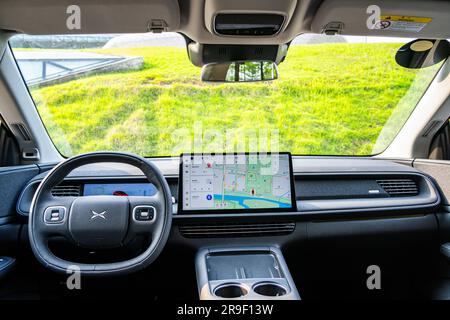 Vorderes Armaturenbrett eines Elektroautos des XPeng G6 Performance SUV auf einer Probefahrt in Guangzhou, Provinz Guangdong, China. Stockfoto