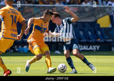 Pachuca-Mittelfeldspieler Paulino De La Fuente (11) wird während eines Spiels der Campeón de Campeones Liga MX, Sun, von UANL Tigres-Verteidiger Fernando Gorriarán (8) vereitelt Stockfoto