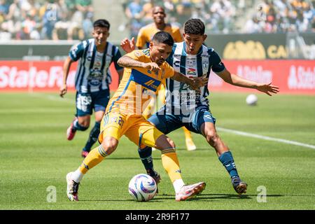 UANL Tigres Mittelfeldspieler Javier Aquino (20) wird vom Pachuca-Verteidiger Jesús Hernández (28) während eines Spiels der Campeón de Campeones Liga MX am Sonntag, Ju, verteidigt Stockfoto