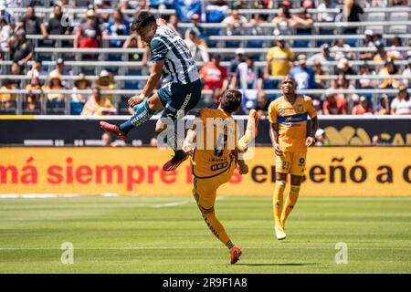 Pachuca-Mittelfeldspieler Miguel Rodriguez (199) und UANL Tigres-Mittelfeldspieler Juan Vigon (6) kämpfen während eines Spiels der Campeón de Campeones Liga MX, Su, um einen Header Stockfoto